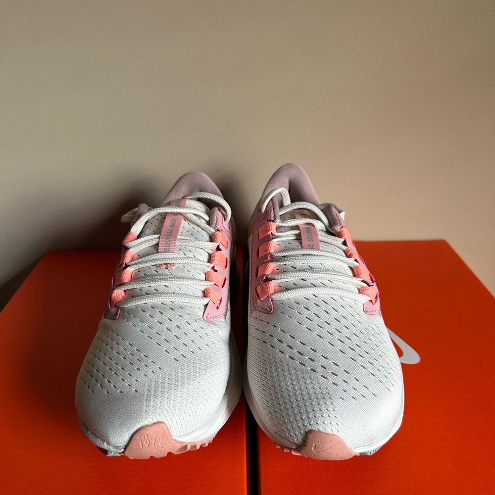 NIKE WOMENS AIR ZOOM PEGASUS 38 RUNNNING SHOES #CW7358 103 SIZE 8.5 - Picture 2 of 5